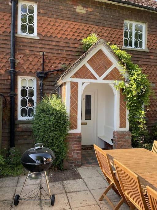 Holly Cottage, 2, Northbrook Park, Farnham-Up To 6 Adults Farnham  Exterior photo